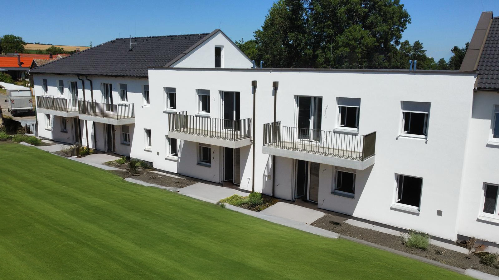 Die neue Mietwohnungsanlage Grünspecht in Dietersdorf/Hollabrunn wird von der Gartenseite gezeigt.